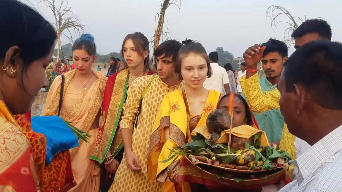 Foreign guests impressed by Chhath, offered Arghya to Lord Bhaskar at Bodh Gaya Ghat