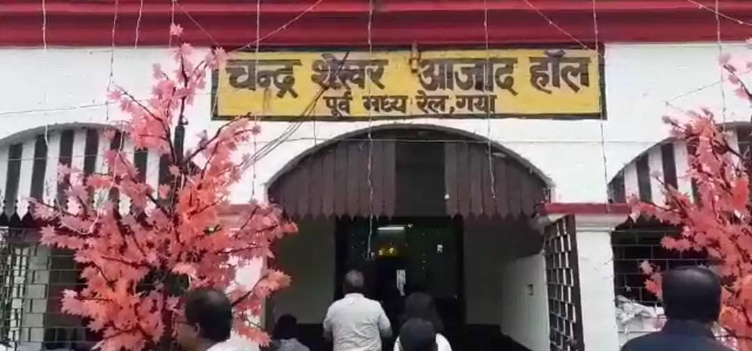 Gaya : Durga Puja in Chandershekhar Azad Hall, Marshalling Yard is being celebrated for 100 years, Mata Rani fulfills her wishes by being happy on worshiping