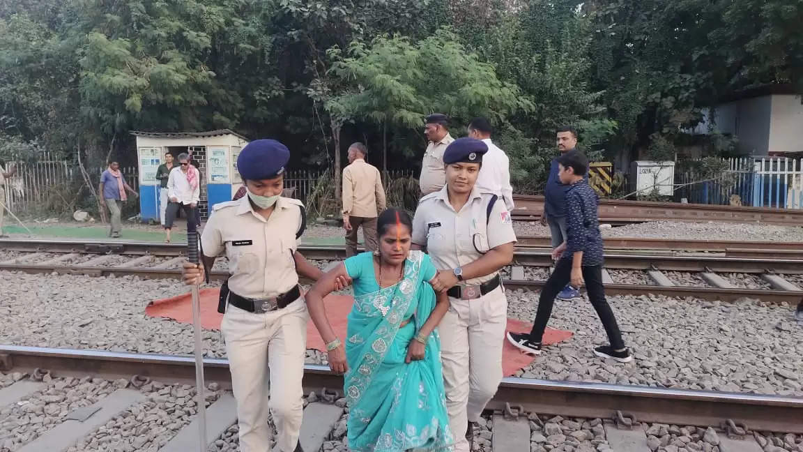 Safely passing of Chhath devotees across the Railway line and during this no train is detained due to crowd.