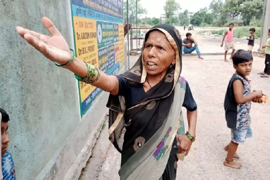 A resident of Belgharia in Dhanbad district showing the conditions of the resettled colony. Photo by Rahul Singh/Mongabay.