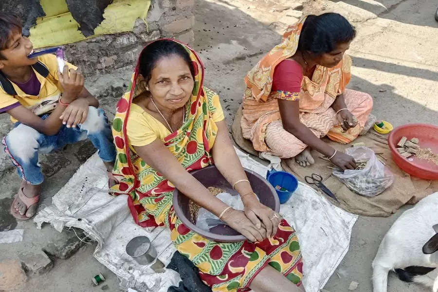 Health goes up in smoke as Farakka’s female beedi rollers stay put for a pittance