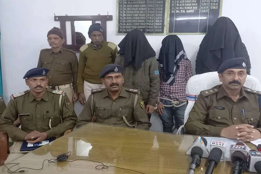 Gaya: Three held for loot, mobile, cash and silver coins recovered