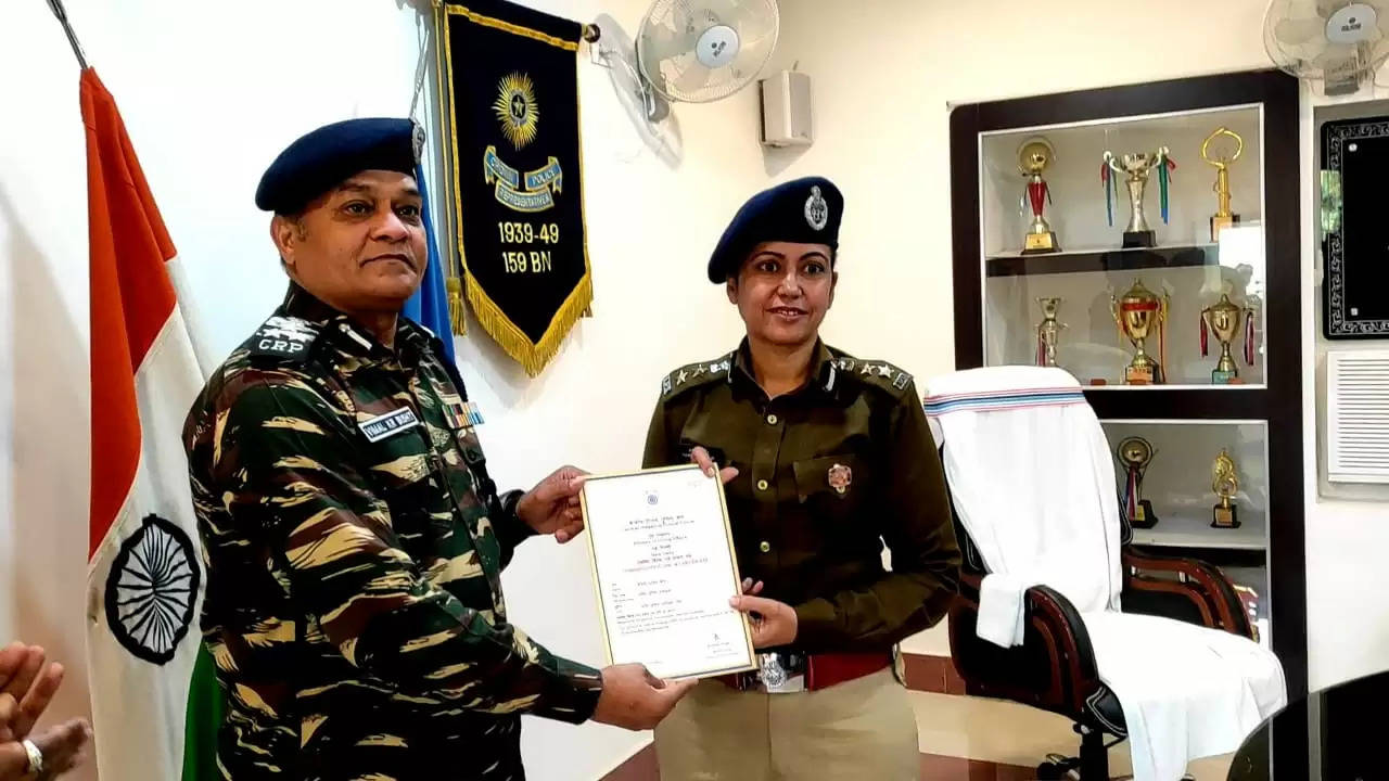 DG CRPF honored DM, SSP for excellent work in Naxalite affected areas