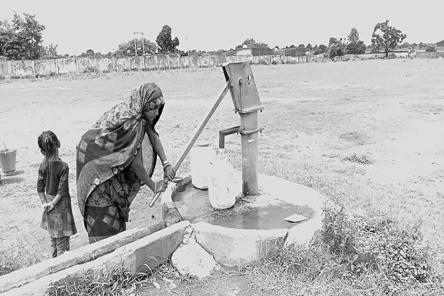 In addition to the distance-induced troubles, women are also bound to consume the flouride-contaminated water, worsening their hemoglobin levels (Photo - SR Pareek)