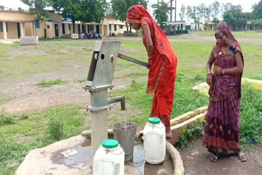 Parvati Parmar, who is pregnant and anaemic but is forced to fetch water multiple times in a day from a handpump 400 metres away from her house, captured by SR Pareek.