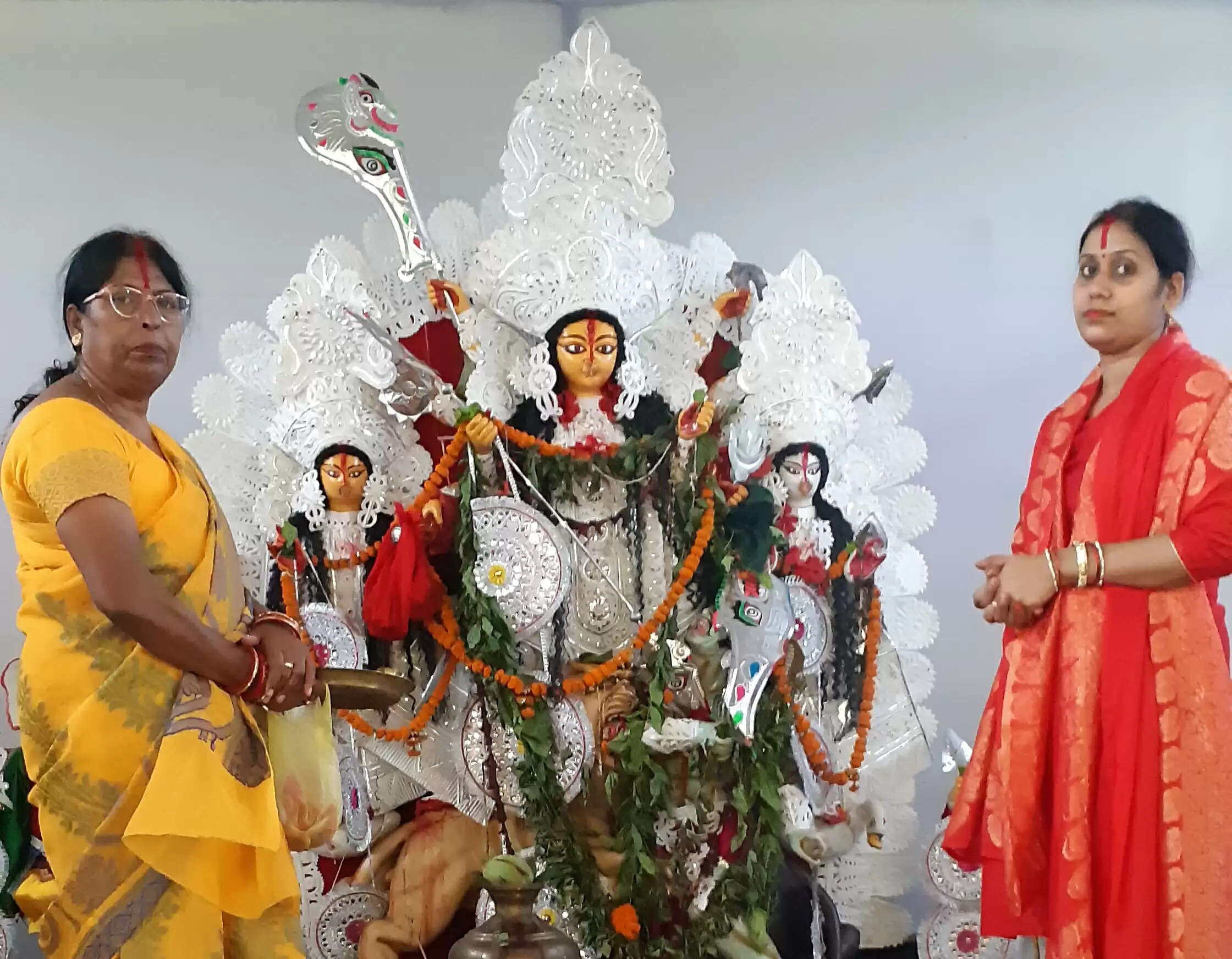 Women played vermilion Holi at Chandershekhar Azad Hall, Marshalling Yard, Gaya     GAYA(Bihar): The festival of Durga Puja was celebrated with great pomp in the Chandershekhar Azad Hall of Gaya, the land of salvation.  On the occasion of Vijayadashami, the devotees had darshan of the mother by placing a mirror in the hall in the middle of the water in the morning before the mirror immersion of Durga.  At the same time, the faithful Shyama Kumari and Juhi Sharma wiped the mother with clean clothes and also applied vermilion to her wearing a red sari.  After the same sequence, hundreds of women who came from around played Holi with each other.  On the other hand, around three o'clock in the afternoon, the idols of Goddess Durga, Saraswati, Ganesh, Lakshmi and Kartik were taken to Baitarni Talab for immersion.  Here Chief Pandit Uttam Kumar Chakraborty immersed the idol after offering prayers. Meanwhile, hundreds of devotees present in the number made announcements like Mother, you come soon next year.  At around five in the evening, the team that left from Chandershekhar Azad Hall reached back to the place of worship.  Pramod Kumar Singh, secretary of Chandrashekhar Azad Hall puja committee, said that the priest gave to the devotees the sprinkling of peace water brought after the idol immersion in the Chandarshekhar Hall at 7.30 pm.  Apart from this, Tilak of Havan done on Navami was also offered to the devotees, while flowers were also distributed to the devotees.  All the members of the Puja committee were present on this occasion.