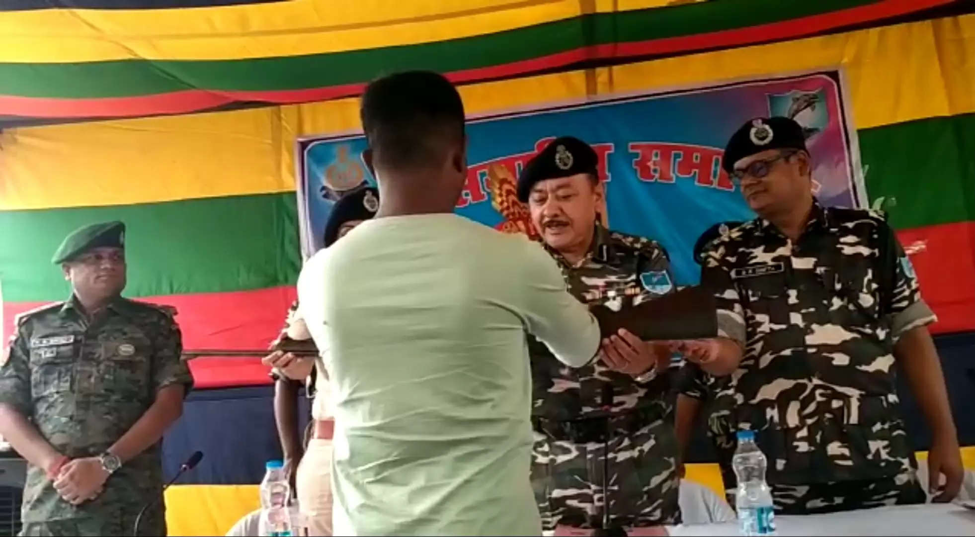 A Hardcore Naxals Surrender Before Gaya Police in the district.