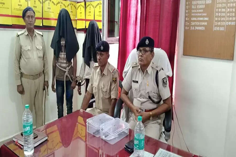 2 goons held with pistols near Gaya railway station