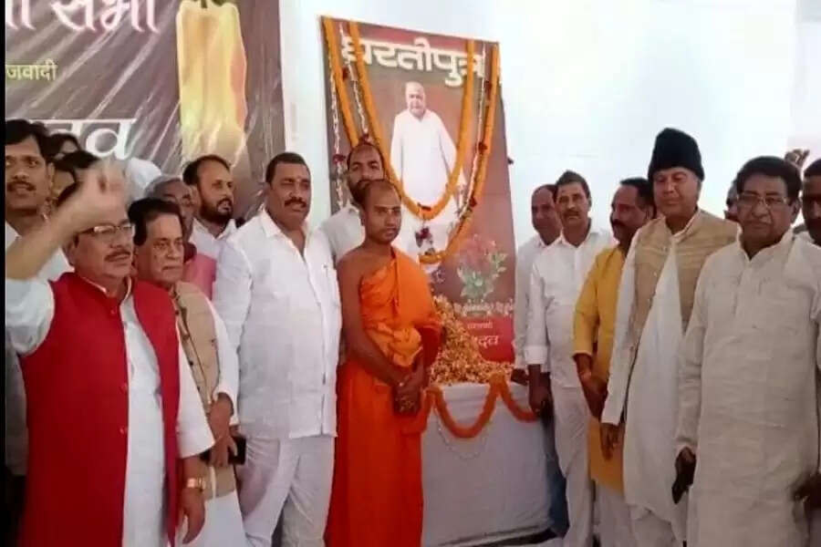 The ashes of former Chief Minister Mulayam Singh Yadav immersed in the Falgu river in Gaya.