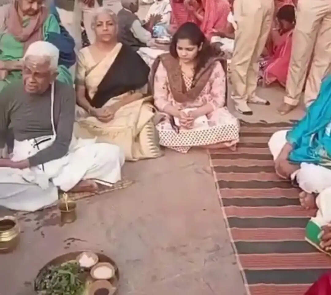 Union Finance Minister Nirmala Sitharaman performed pindadan at Vishnupad temple, Gaya