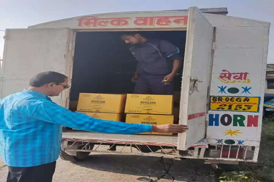 Two persons were arrested with a huge amount of foreign liquor near Dobhi from the consolidated check post Dobhi